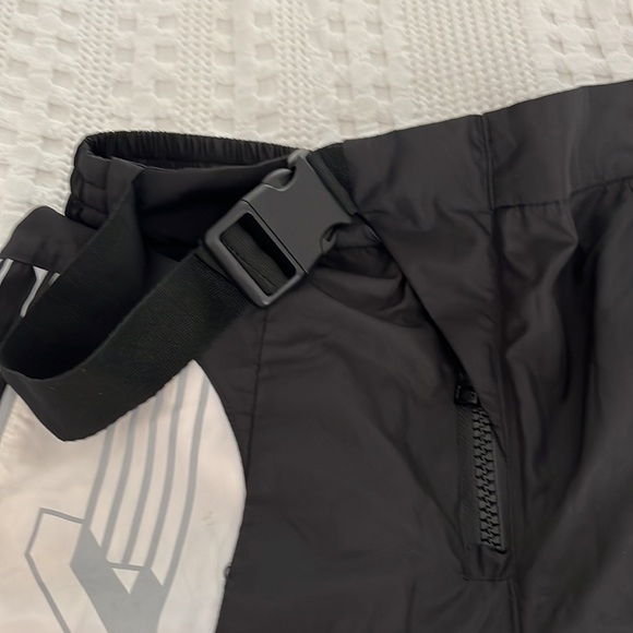 Great women’s wind pants the go-to for campus or out of the trail. Relaxed fit. - Picture 3 of 8